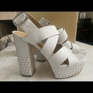 MICHAEL MICHAEL KORS MILA PLATFORM SANDALS, SIZE 7